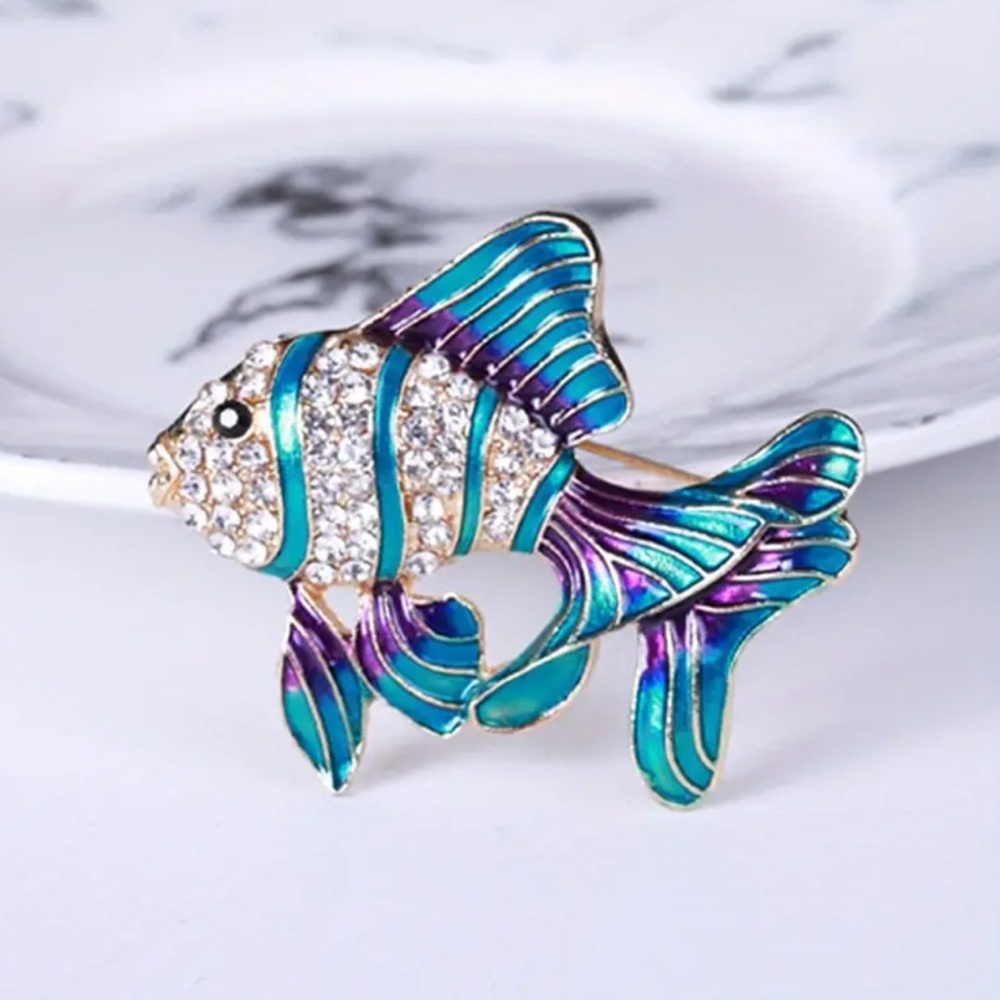 NWOT - Elegant Sparkling Finish Brooch
